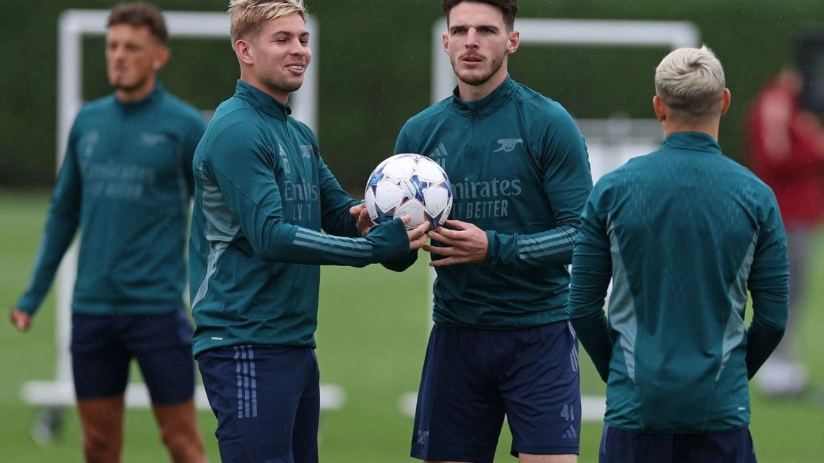 Деклана Райса высмеяли за то, что он играл на камеру с мячом Лиги чемпионов